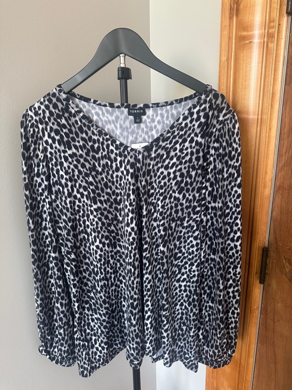 Torrid Black & White Leopard-Print Size:1 14-16